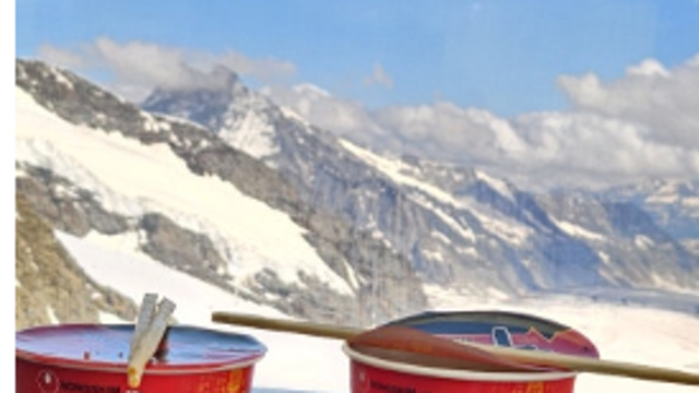 라면 먹는 카리나에 외국인들 ‘단체 멘붕’…전세계 1억3000만번 봤다