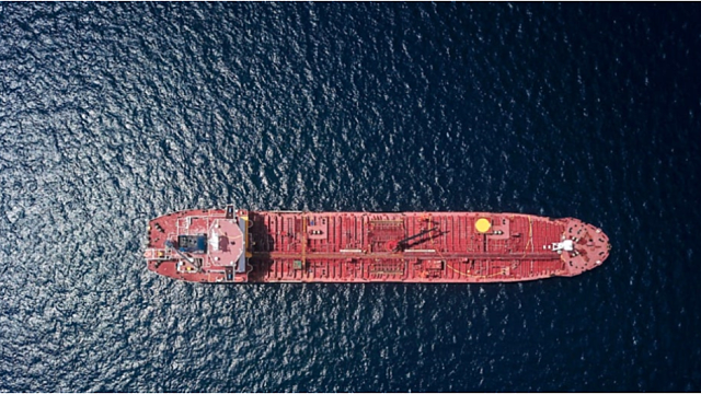 나는 미치도록 목이 마른데 바닷물을 마시는 것 같다.