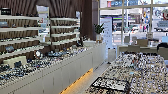 외대 이문동 안경 어나더 아이즈, 금자안경 다양하게 있어요