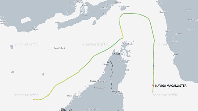 청기백기게임, 청기내리고 백기 올려.한국향 선박한척 눈치게임 승?