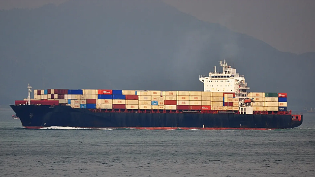 미국, 이란 컨테이너선 기관실에 총격후 나포